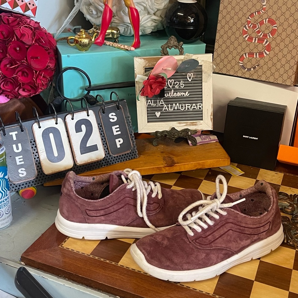 Vans suade